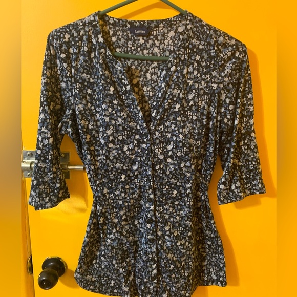 Reitmans blouse with buttons up front and tied just under breast. Size M - Picture 2 of 4